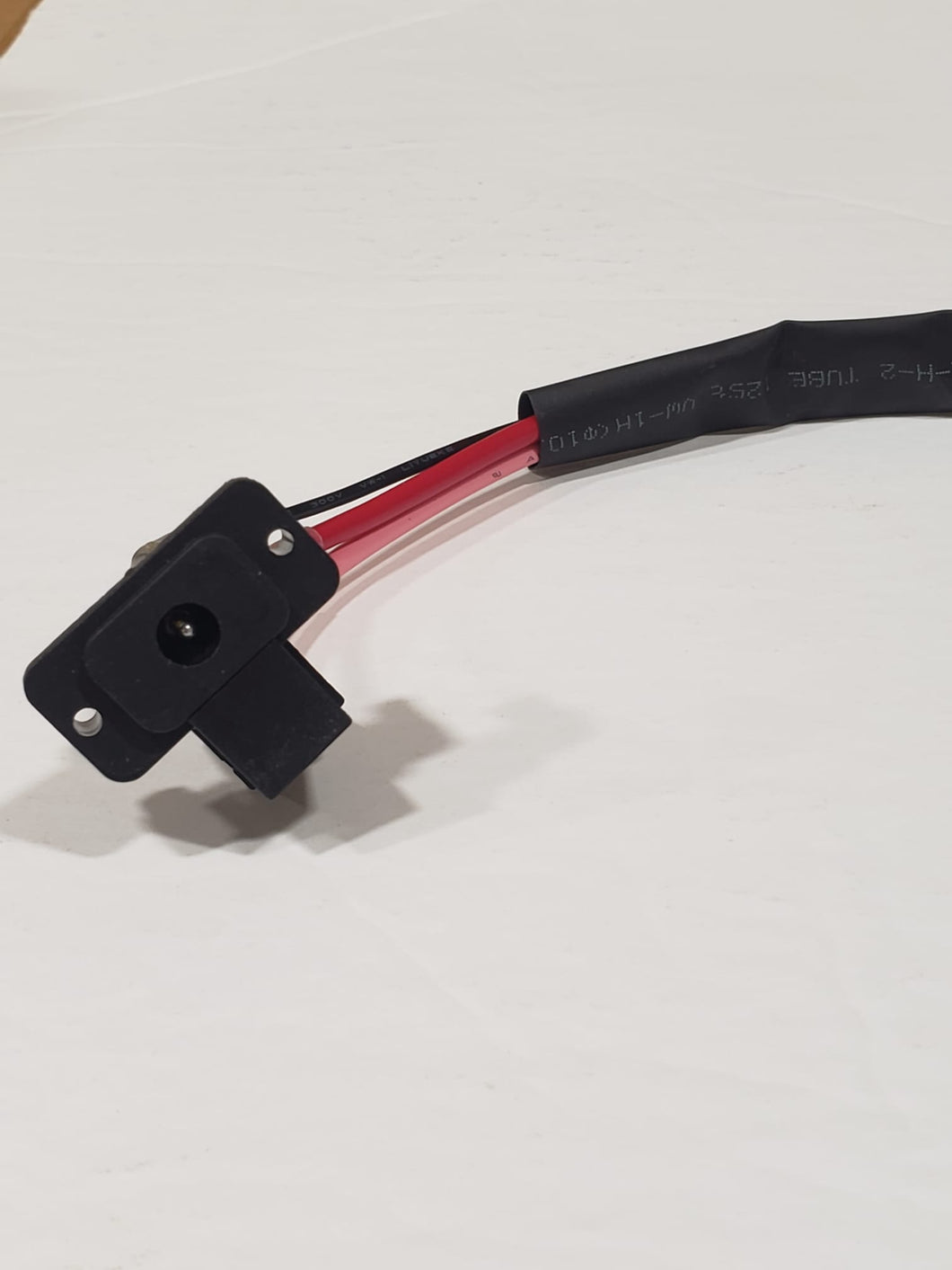 UTV Buggy 2000N charging port and cable